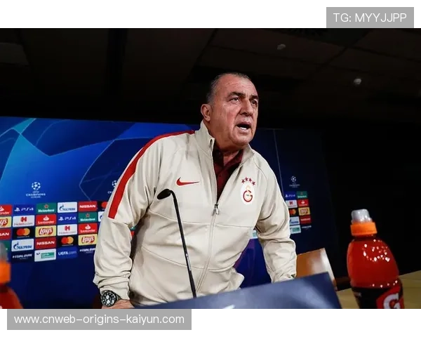 加拉塔萨雷女足杨莉娜强行突破到底线,倒三角送到点球点 加拉塔萨雷女足杨莉娜强行突破到底线,倒三角送到点球点